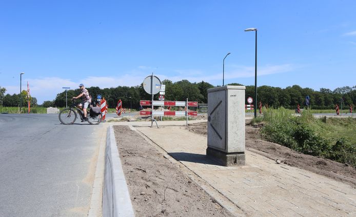 Bij de kruising van Guldenberg en Nieuwkuijkseweg in Helvoirt wordt het gloednieuwe fietspad verlegd omdat het te duur is om een elektriciteitskast van KPN te verplaatsen.