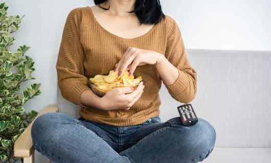 Waarom we vaak in één keer een zak chips opeten