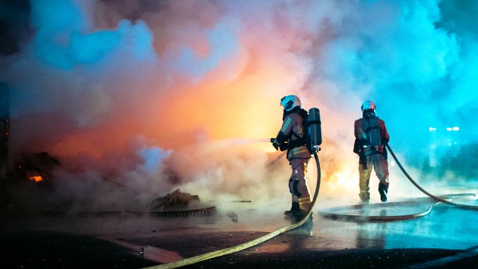De brandweer in actie in de Ribaucourtstraat in Sint-Jans-Molenbeek. Daar werden tijdens nieuwjaarsnacht auto’s in brand gestoken.