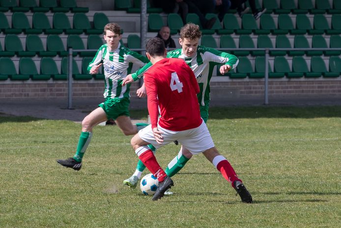 Bram van Straten aan de bal voor Oirschot Vooruit tegen Beerse Boys.