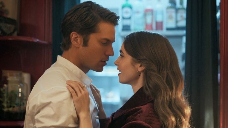 Lucas Bravo en Lily Collins. Beeld Netflix