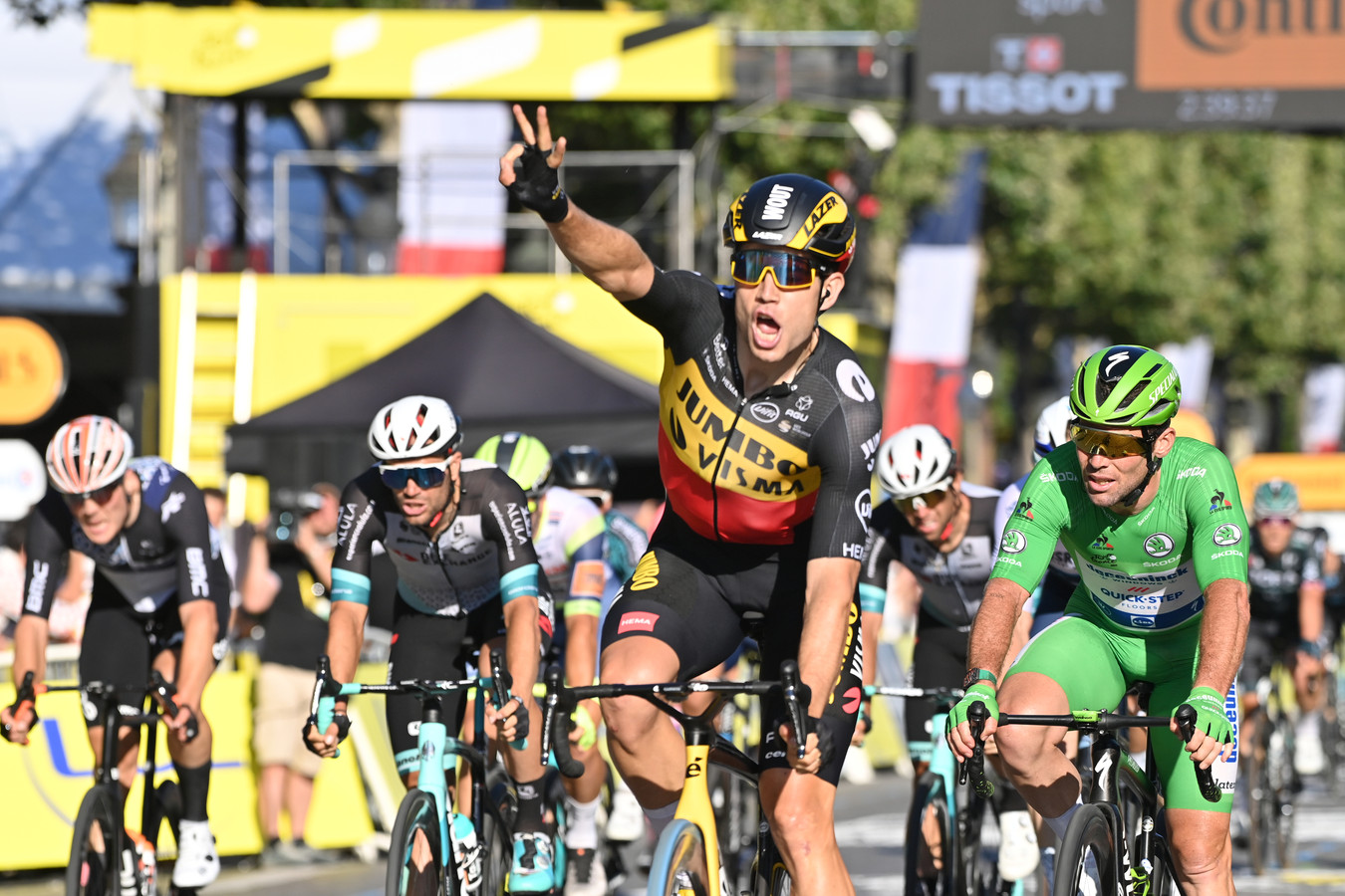 Wout van Aert klopt Mark Cavendish.