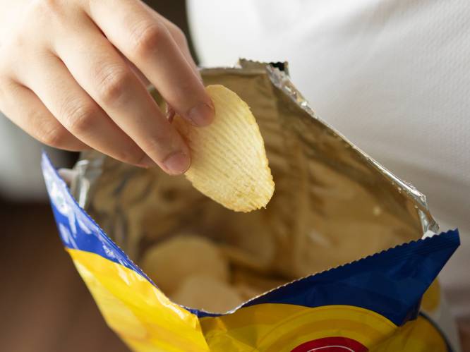 Daarom eet je die zak chips altijd in één keer leeg (ook als je dat niet van plan was)