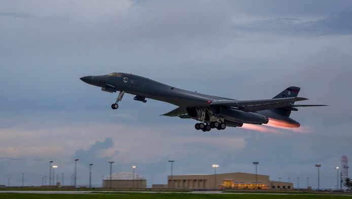 Een Amerikaanse gevechtsvliegtuig vertrekt in Guam voor een gezamenlijke training boven Zuid-Korea met Japanse en Zuid-Koreaanse gevechtsvliegtuigen.