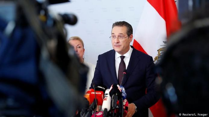 Aanklager Thomas Vecsey tijdens zijn persconferentie.