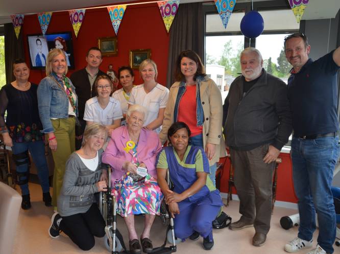 Maria blaast 100 kaarsjes uit in woonzorgcentrum Sint-Jozef