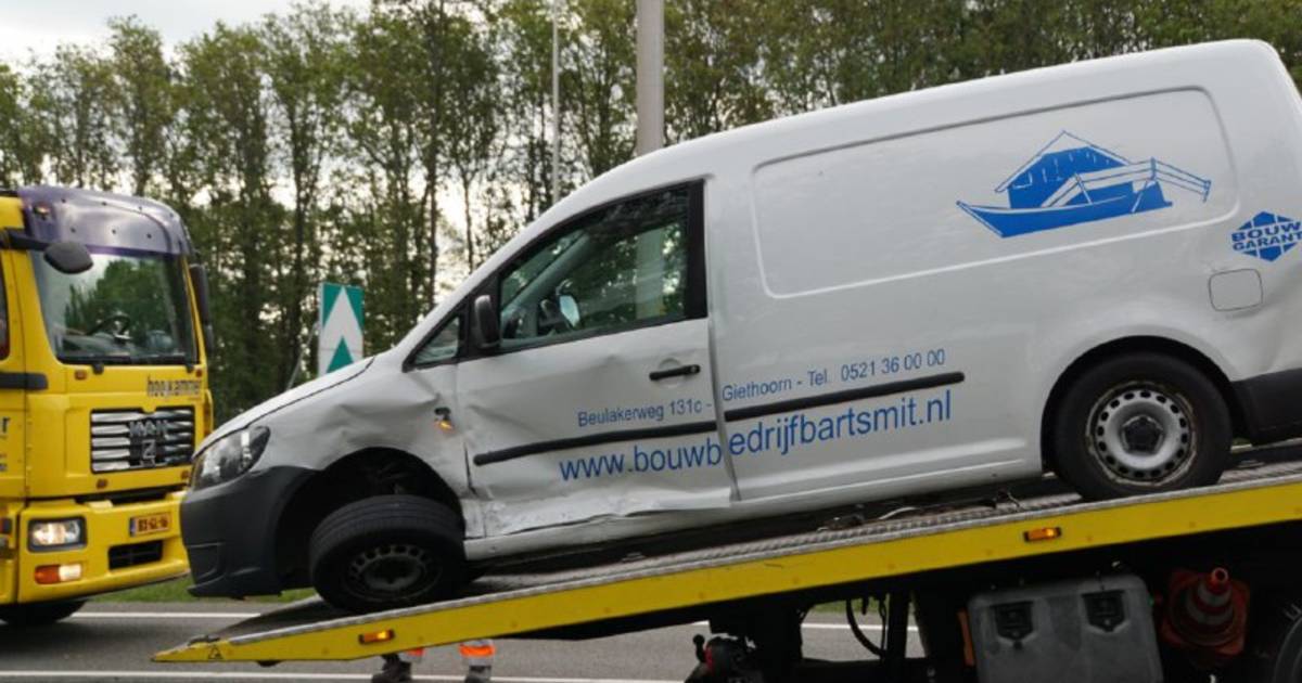 Ongeluk met meerdere voertuigen op de A28 bij Staphorst, kilometerslange file.