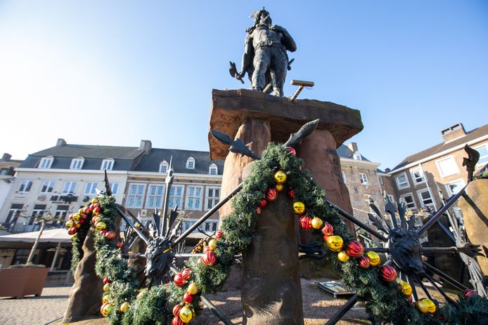 Enkele weken na Kerstmis verdwijnt ook de mooie kerstversiering in Tongeren.