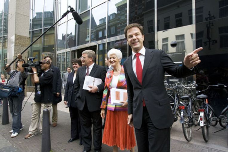 VVD-partijvoorzitter Jan van Zanen, commissievoorzitter Sybilla Dekker en partijleider Mark Rutte op weg naar de presentatie van het rapport over de verkiezingsnederlaag van de partij. (ANP) Beeld 