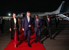 Koningin Máxima geeft in Kenia een masterclass in Diplomatic Dressing
