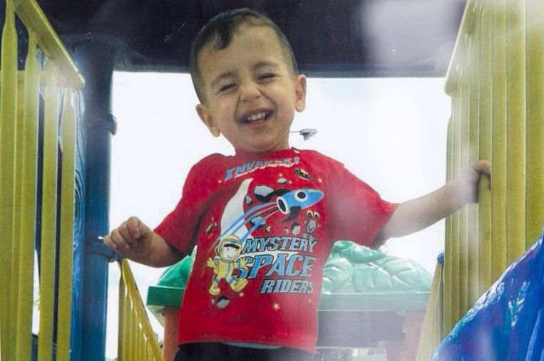 Een foot van Aylan Kurdi, aan het spelen in het huis van zijn tante Tima Beeld REUTERS