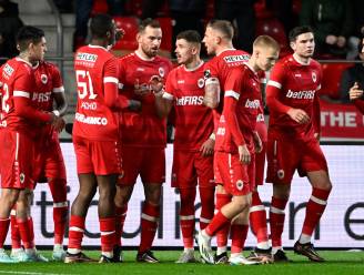 Antwerp zet dankzij Balikwisha en discutabele penalty Gent zonder veel problemen opzij en komt naast Union
