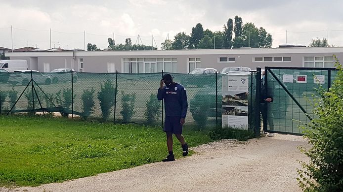 Mario Balotelli arriveert op training bij Brescia, maar wordt weer weggestuurd.