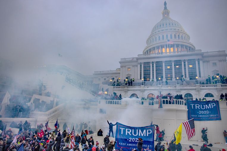 De bestorming van het Capitool. ‘Deuren worden ingebeukt, politieagenten raken gewond en parlementsleden rennen voor hun leven. Trump wist dat, maar greep urenlang niet in. Beeld For The Washington Post