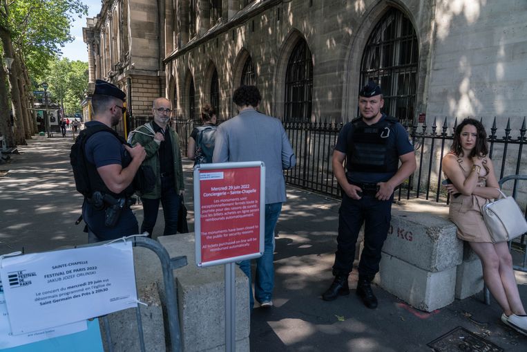 Rond het justitiepaleis in Parijs golden verhoogde veiligheidsmaatregelen. Beeld Getty Images
