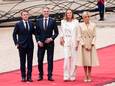 De Franse President Emmanuel Macron (l) en zijn vrouw Brigitte Macron (r) ontvangen de Nederlandse minister-president Dick Schoof en zijn partner Loes Meurs.