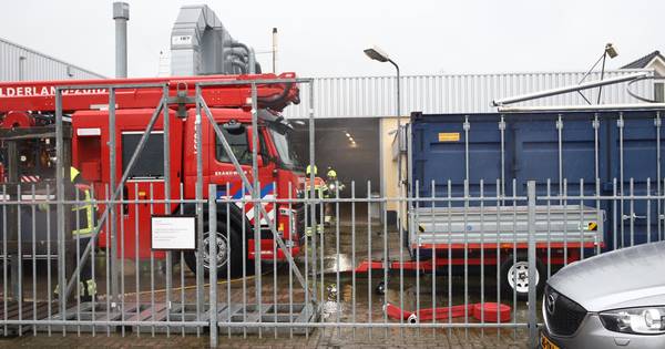 Rook in pand van timmerfabriek Dreumel, brandweer rukt uit