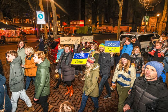 Oekraïne klinkt ver weg. ,,Maar het is dezelfde afstand als naar Zuid-Spanje”, zegt Judith van Dijk. Zij is initiatiefnemer van de vredesloop, vrijdagavond in het centrum van Zwolle.