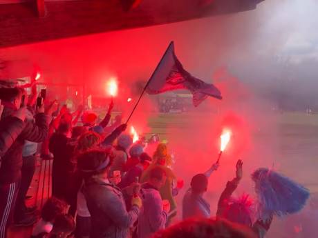 Ces supporters déchaînés débarquent par surprise pour soutenir un club choisi au hasard