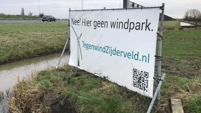 Het spandoek langs de A2 moet weg.