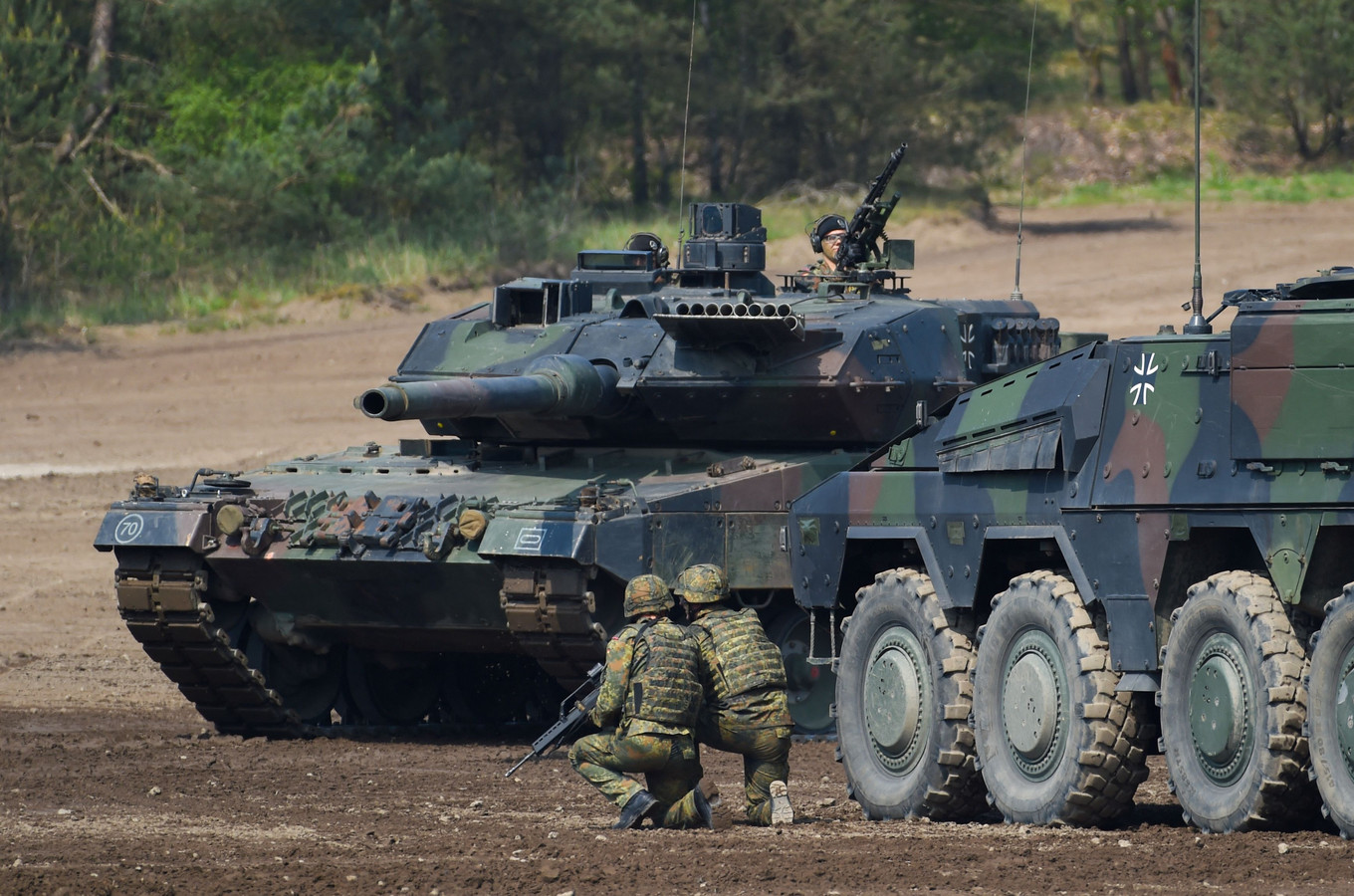 Conçu par le fabricant allemand Krauss-Maffei et construit en série à partir de la fin des années 1970 pour remplacer les chars américains M48 Patton puis le char Leopard 1, le Leopard 2 combine puissance de feu, mobilité et protection.