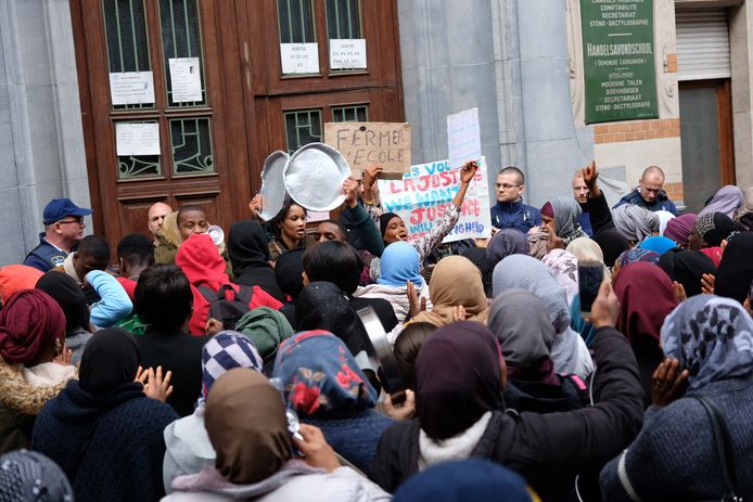 “De school moet dicht”, scanderen ouders aan de school in Schaarbeek.