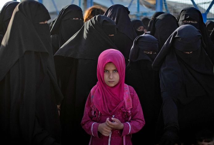 Archiefbeeld van vrouwen en een kind in het al Hol-kamp waar familieleden van Syriëstrijders worden vastgehouden.