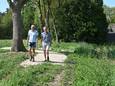 Kees Jozephs (links) en Tijs van de Hulsbeek op het Kuulepad. Het karrenspoor liep eerst rechtdoor maar eindigde abrupt bij een hek van een boerenerf. Nu heeft de gemeente er een paadje met een slinger omheen geleid.