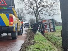 Vrachtwagen met 23 ton piepers raakt van de weg en belandt op zijn kant in Zieuwent