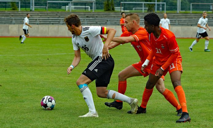Giessenburger Patrick Lanser (midden) met het Nederlands dovenelftal in actie tegen Duitsland.