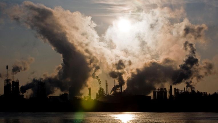 Industrie in de Tweede Merwedehaven in Dordrecht. Beeld anp