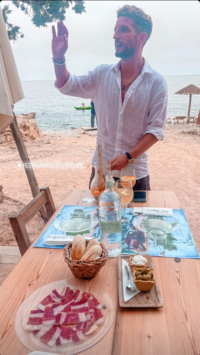 Dries Mertens geniet van een culinair dinertje aan het strand van Ibiza.