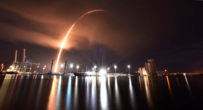 Een SpaceX Falcon 9 raket, met 34 Starlink satellieten, wordt gelanceerd vanaf het Kennedy Space Center in Florida.