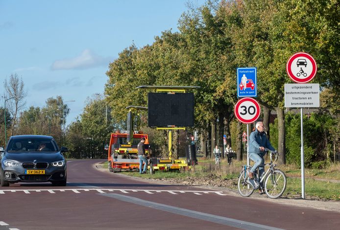 De fietsstraat in de Cuneraweg tussen Rhenen en Veenendaal. Het inrijverbod voor auto's en motoren is inmiddels opgeheven.