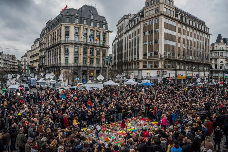Na de aanslagen stroomden mensen samen aan de Brusselse Beurs om de gruwel te verwerken. Beeld NYT