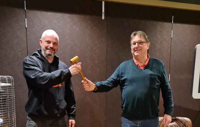 Mark van den Boogaard (l) krijgt de voorzittershamer van KHN afdeling Helmond van Hein Gruijters.
