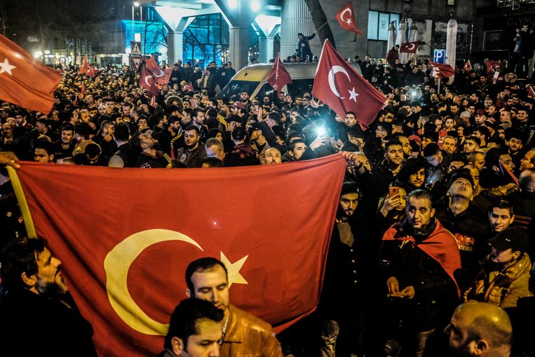 Ongeveer 3000 Turken demonstreerden voor het Turkse consulaat in Rotterdam. Beeld Jeanette Vos001