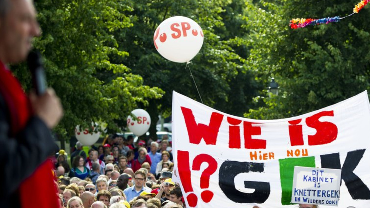 PvdA-fractieleider Job Cohen (L) spreekt woensdag demonstranten toe op het Malieveld in Den Haag, tijdens een manifestatie tegen de bezuinigingen op de geestelijke gezondheidszorg. Beeld anp