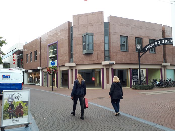 De drie winkelpanden op de hoek van de Kerkstraat en Walplein zijn terug in Osse handen.