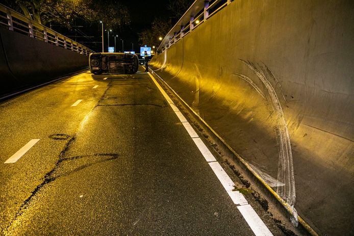 Aan de bandensporen op de zijwand van de tunnel is goed te zien hoe de auto zichzelf heeft gelanceerd.