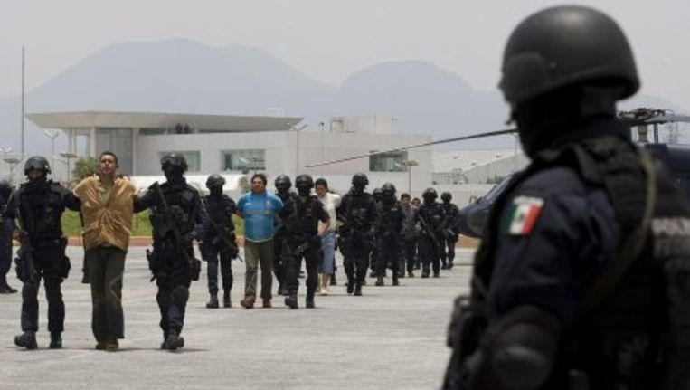 Leden van de Mexicaanse drugskartel La Familia worden opgepakt door de politie. Foto ANP Beeld 
