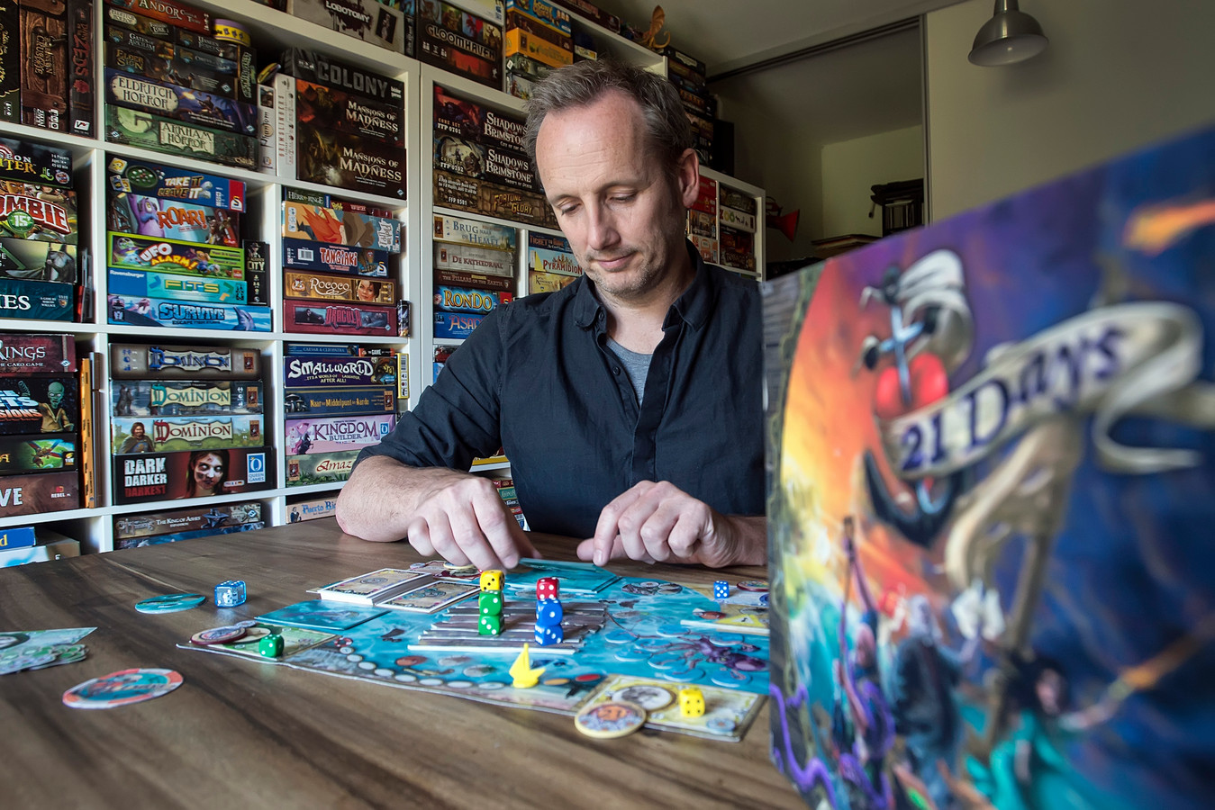 Erik Winkelman met het door hem ontwikkelde spel 21 Days.