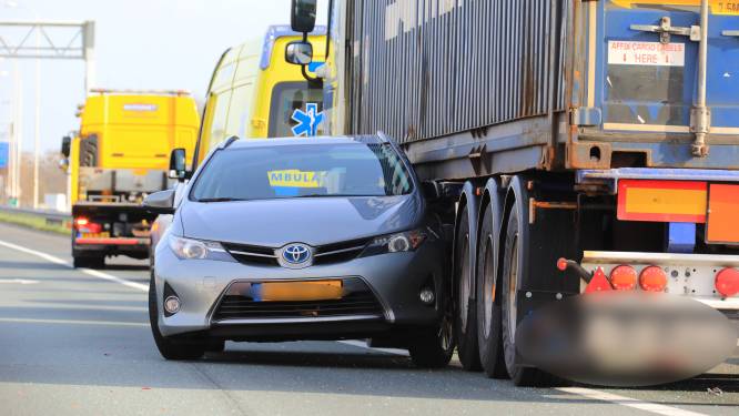 Auto komt na botsing met vrachtwagen vast te zitten onder oplegger: bestuurder met de schrik vrij