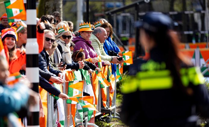 Fans en politie langs de route die de koninklijke familie aflegt door het centrum van Rotterdam. Het bezoek markeerde het tienjarig koningschap van Willem-Alexander.