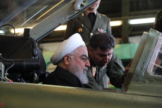 President Rohani nam voor de officiële presentatie even plaats in de cockpit.