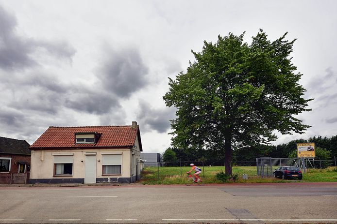De locatie aan de Gastelseweg waar Atik Uitzendbureau een wooncomplex voor arbeidsmigranten bouwt.