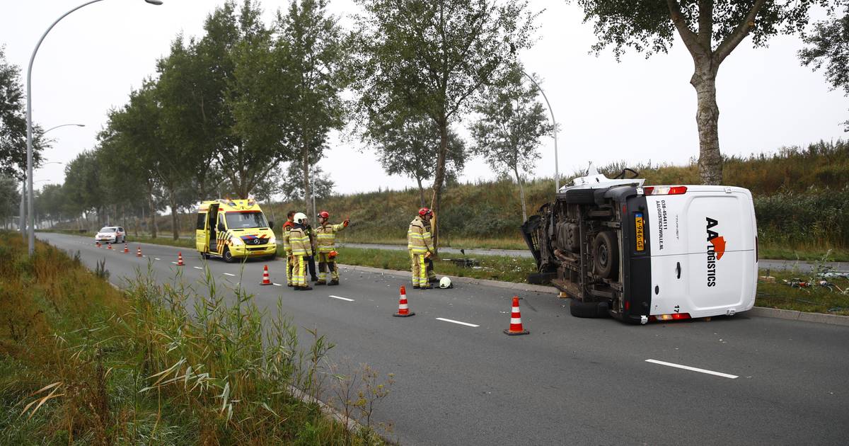 Hasselterweg in Zwolle afgesloten na ongeval: busje op zn kant.
