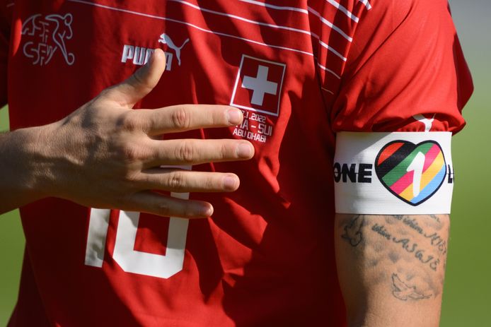 De armband met ‘OneLove’ erop komt niet voor het eerst in opspraak. Op deze foto draagt Granit Xhaka, aanvoerder van Zwitserland, de band.