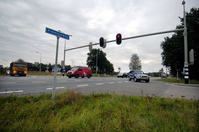 De verkeerslichten op de kruising van de Almeloseweg N35 met Tunnelweg en Molenweg gaan verdwijnen.