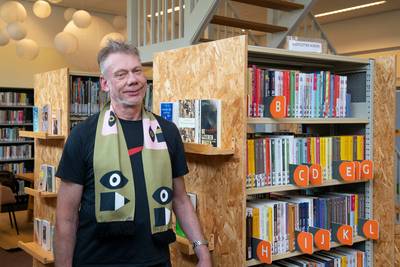 Harrie (61) doorbreekt taboe over niet kunnen lezen en schrijven: ‘Trots op hoe het nu gaat’